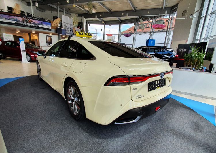 Brennstoffzellen-Taxi Toyota Mirai steht im Autohaus