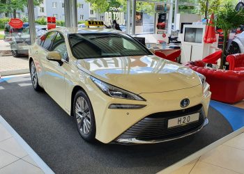 Brennstoffzellen-Taxi Toyota Mirai steht im Autohaus