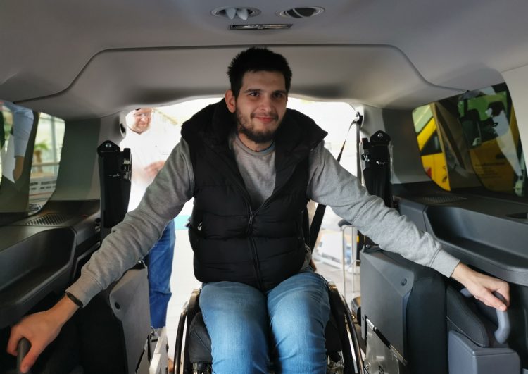 Festhalten im Caddy 5 von DIE Transform.