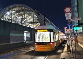 Straßenbahnfahrer rammt Taxi – laut Zeugen vorsätzlich