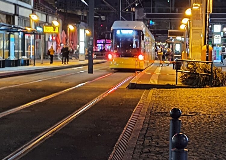 Straßenbahnfahrer rammt Taxi – laut Zeugen vorsätzlich