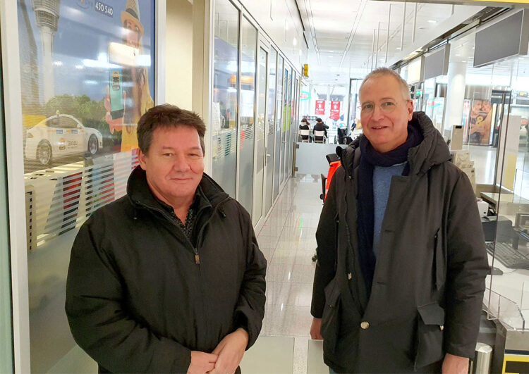 Norbert "Rocky" Zoller vom Taxi Service Point und IsarFunk Geschäftsfüher Christian Hess sind mit der Leistung der App sehr zufrieden.