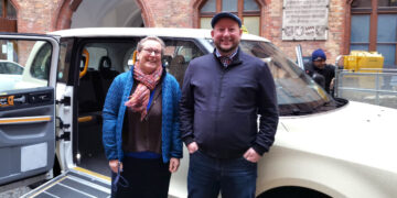 Sofie Langmeier (Die Grünen) und Andreas Schuster (SPD) vor einem TX London Taxi