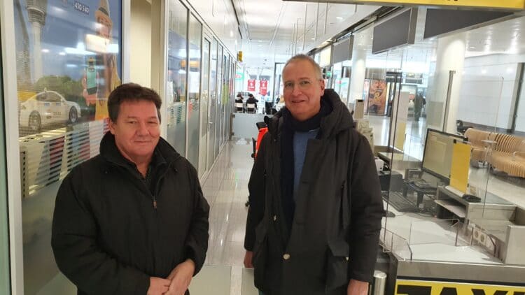 Norbert "Rocky" Zoller vom Taxi Service Point und IsarFunk Geschäftsfüher Christian Hess