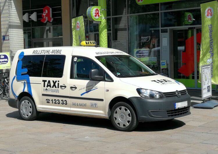 Zahlungsunwillige Krankenkasse: Fahrdienst bittet Patientenbeauftragte um Hilfe