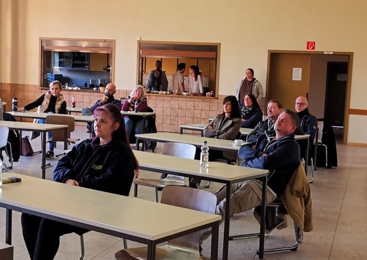 Dumpingpreise + Tariferhöhungen: Wie organisiert man Zusammenhalt?