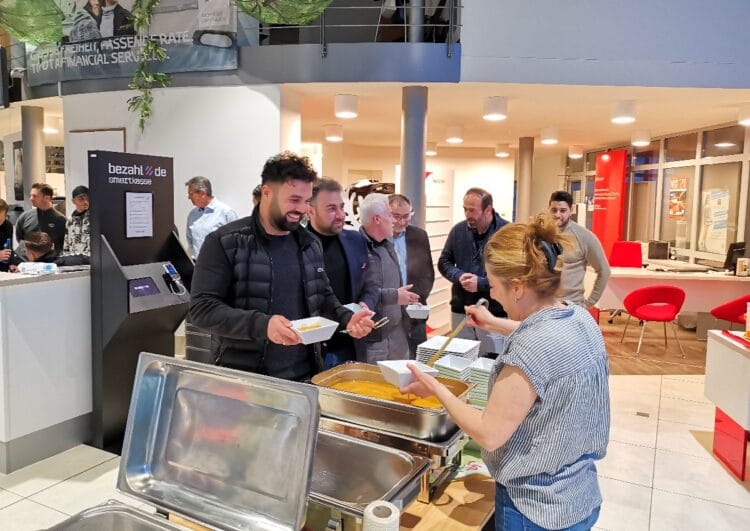 Fastenbrechen im Autohaus