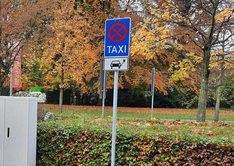 Exklusive E-Taxi Ladesäule am S-Bahnhof Eidelstedt