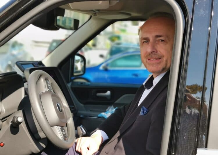 In Köln wird am Taxistand induktiv geladen