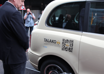 In Köln wird am Taxistand induktiv geladen