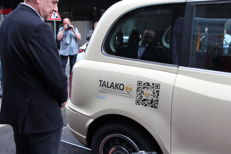 In Köln wird am Taxistand induktiv geladen