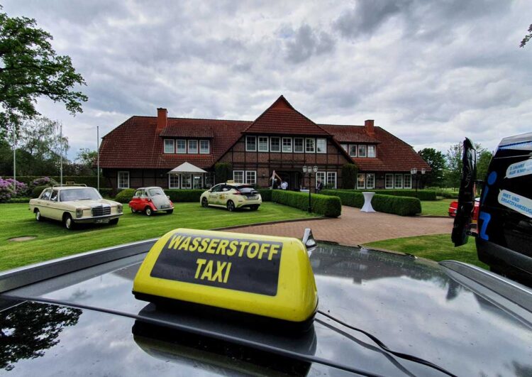 4 U Assekuranz feiert mit ihren Partnern und Kunden