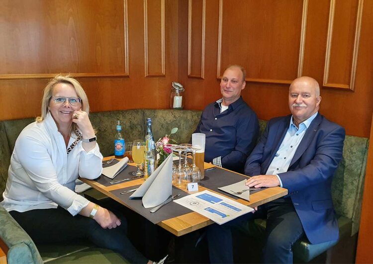 4 U Assekuranz feiert mit ihren Partnern und Kunden