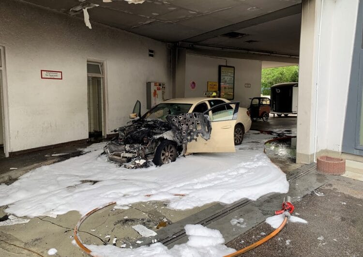 Taxi brennt in Hofeinfahrt der Genossenschaft