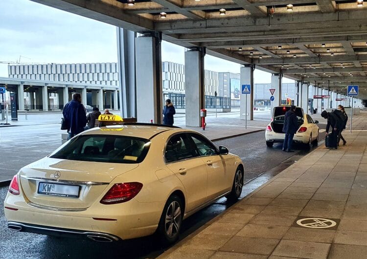 Warum den neuen Flughafentarif alle Berliner Taxis einprogrammieren müssen