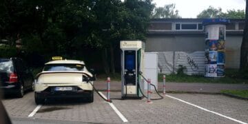 Letzte Vorbereitungen für die nächsten Hamburger Schnellladensäulen