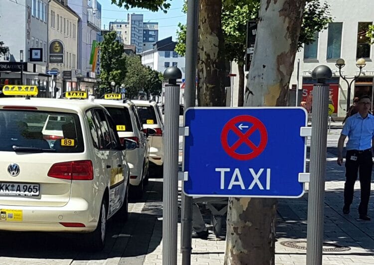 Warum ist ein Taxi in Deutschland Hellelfenbein?