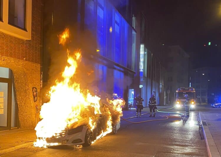 In München fehlen die Fahrer und brennen die Taxis