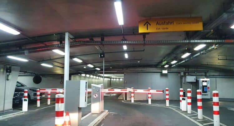 Taxi Berlin und Bw-Fuhrpark testen stressfreie Abholung am Hauptbahnhof