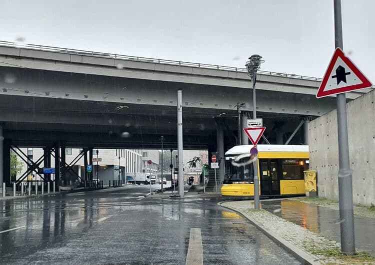 Taxi Berlin und Bw-Fuhrpark testen stressfreie Abholung am Hauptbahnhof