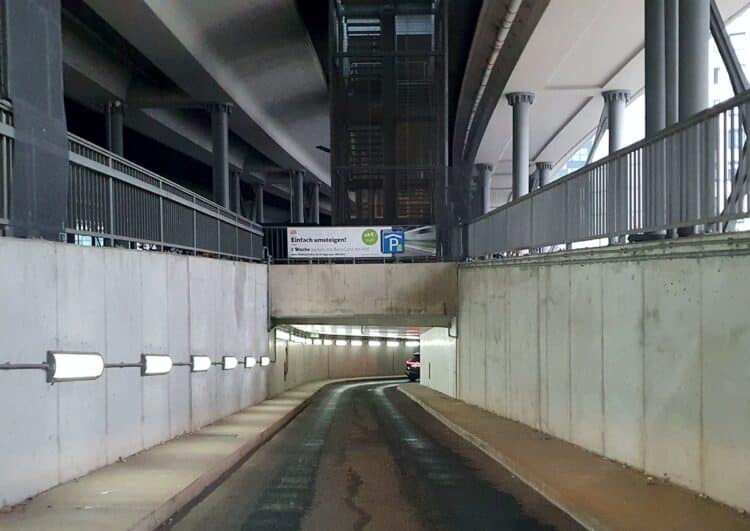 Taxi Berlin und Bw-Fuhrpark testen stressfreie Abholung am Hauptbahnhof