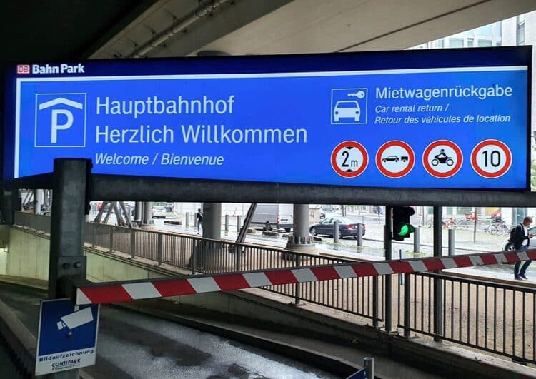 Taxi Berlin und Bw-Fuhrpark testen stressfreie Abholung am Hauptbahnhof