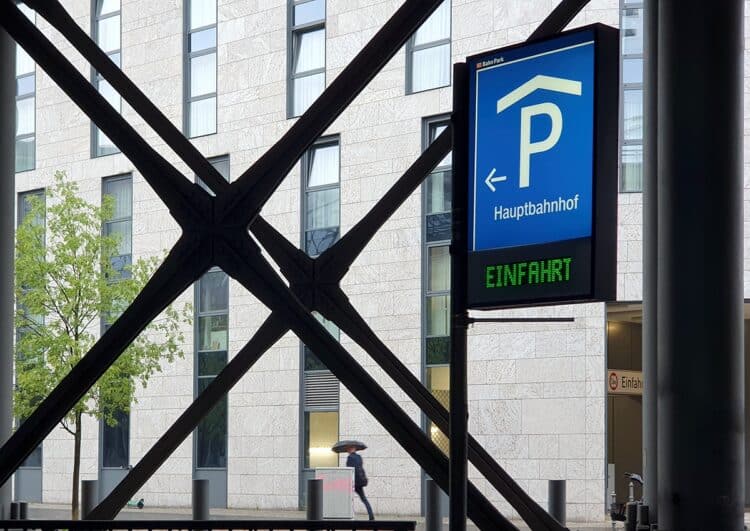 Taxi Berlin und Bw-Fuhrpark testen stressfreie Abholung am Hauptbahnhof