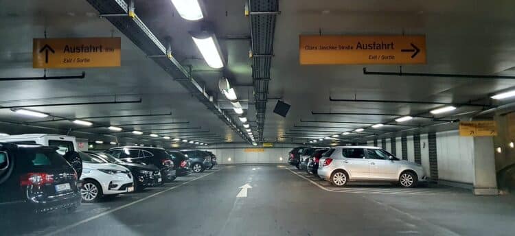 Taxi Berlin und Bw-Fuhrpark testen stressfreie Abholung am Hauptbahnhof