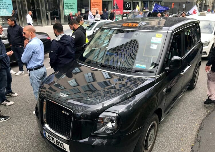 Uber-Files-Skandal: Brüsseler Taxi-Demo zeigt Einheit und Spaltung im Gewerbe