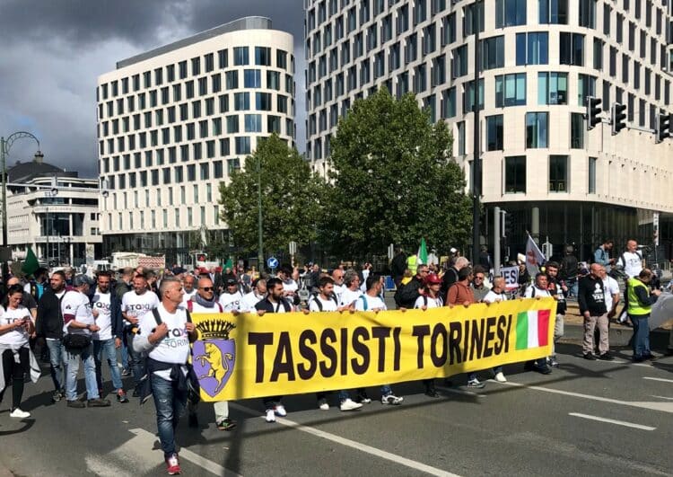 Uber-Files-Skandal: Brüsseler Taxi-Demo zeigt Einheit und Spaltung im Gewerbe