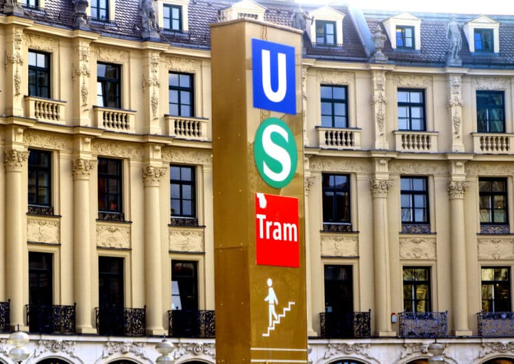 Münchner Taxi kollidiert mit Trambahn