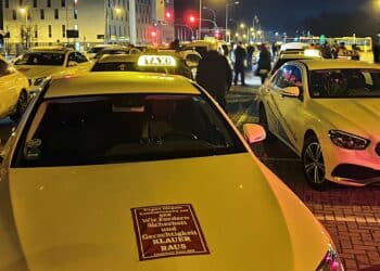 Taxifahrer aus Berlin und LDS demonstrieren gegen Fahrgastklau am BER