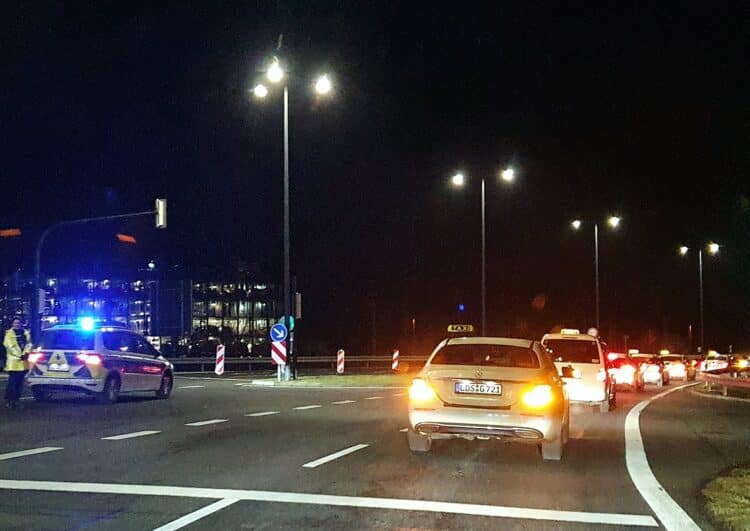 Taxifahrer aus Berlin und LDS demonstrieren gegen Fahrgastklau am BER