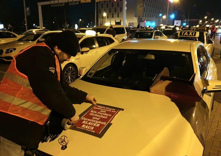 Taxifahrer aus Berlin und LDS demonstrieren gegen Fahrgastklau am BER