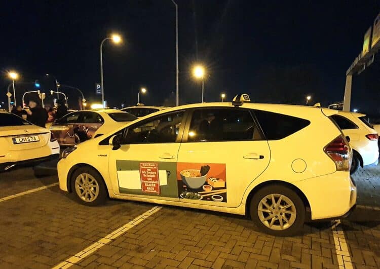 Taxifahrer aus Berlin und LDS demonstrieren gegen Fahrgastklau am BER