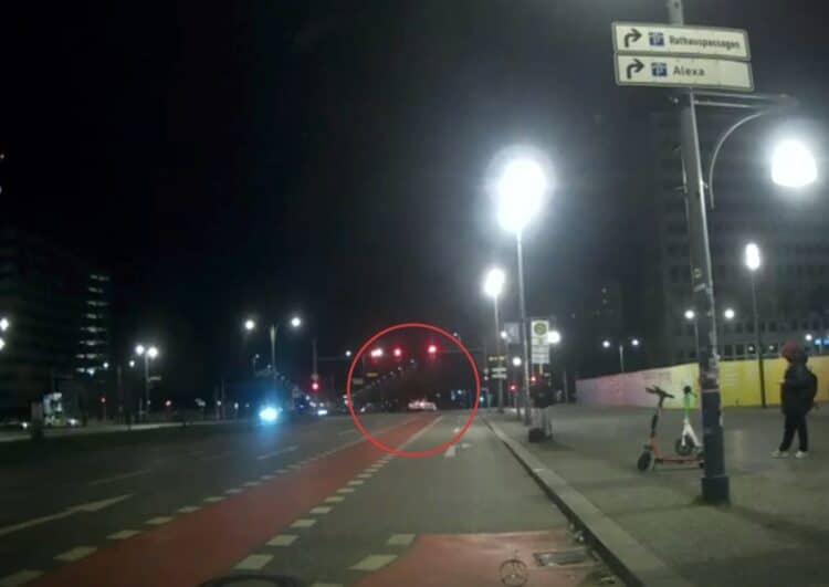 Taxi geraubt, Rennfahrer gespielt, Unfall gebaut, entkommen