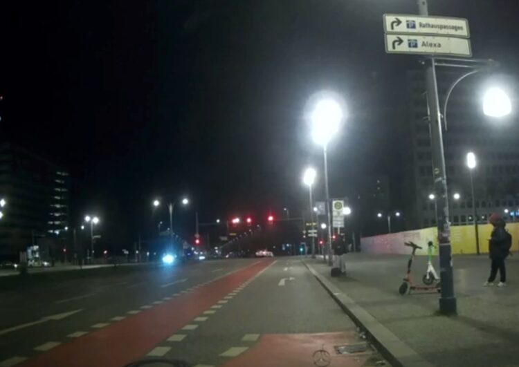 Taxi geraubt, Rennfahrer gespielt, Unfall gebaut, entkommen