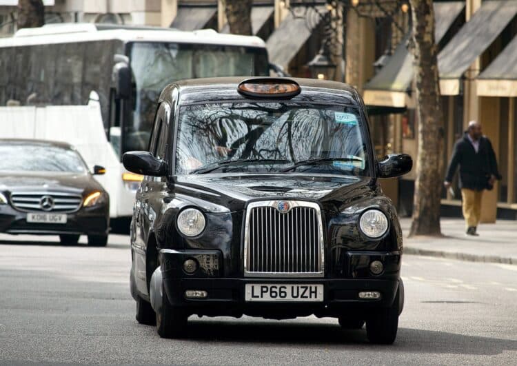 Londoner Taxis fahren günstiger mit Benzin