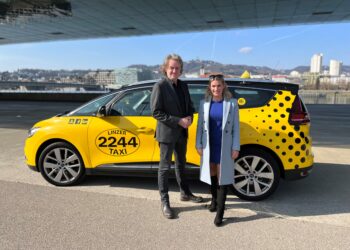 Linzer Taxi 2244 spendiert fünf Frauen Taxiausbildung