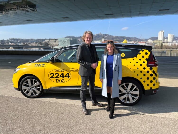 Linzer Taxi 2244 spendiert fünf Frauen Taxiausbildung