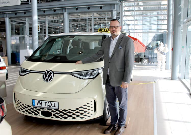 Das erste ID. Buzz-Taxi steht in Berlin