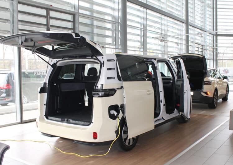 Das erste ID. Buzz-Taxi steht in Berlin