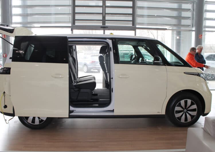 Das erste ID. Buzz-Taxi steht in Berlin