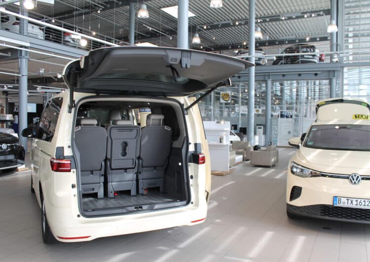 Das erste ID. Buzz-Taxi steht in Berlin