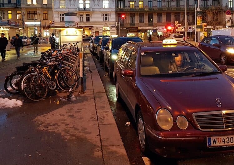 Die Heizdeckenfahrt und die Vergesslichkeit der Goldfische in einem Taxibuch