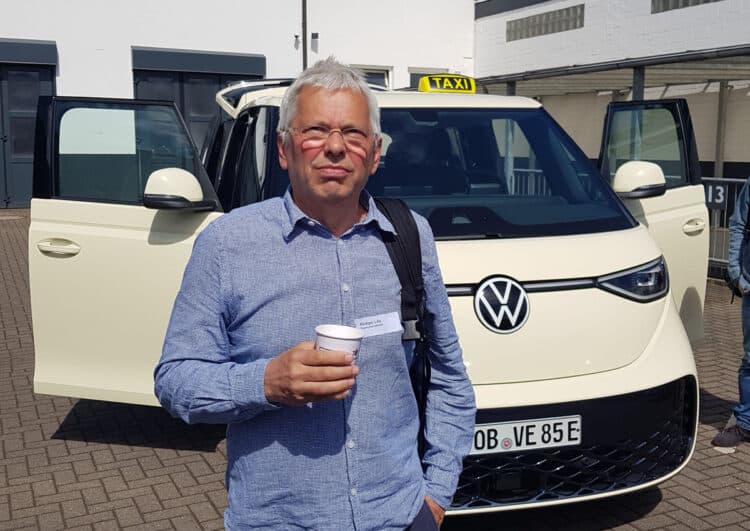 Projekt Zukunftstaxi – Come-Together im Hamburger Taxiwerk