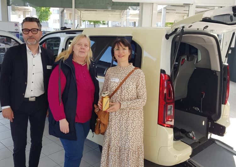 Projekt Zukunftstaxi – Come-Together im Hamburger Taxiwerk