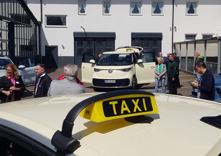 Projekt Zukunftstaxi – Come-Together im Hamburger Taxiwerk