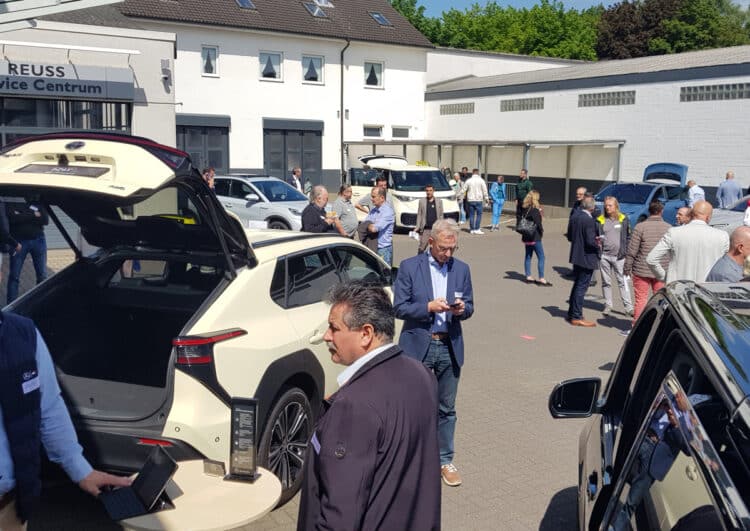 Projekt Zukunftstaxi – Come-Together im Hamburger Taxiwerk