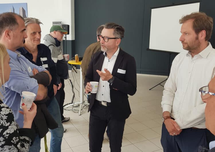 Projekt Zukunftstaxi – Come-Together im Hamburger Taxiwerk